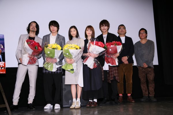 『スリリングな日常』の出演者・監督が勢ぞろい