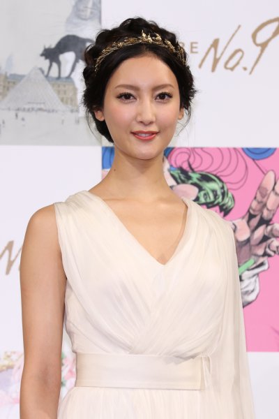 ルーヴル美術館特別展のサポーターを務める菜々緒