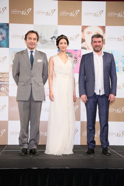 左からティエリー・ダナ氏、菜々緒、ファブリス・ドゥアール氏