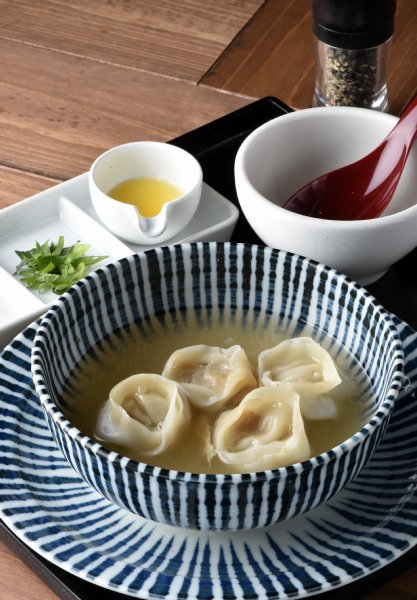 サワークリームなどをスープに加えて食べる餃子