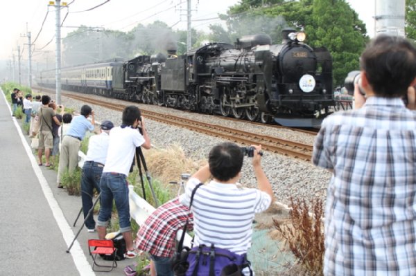 鉄道撮影はマナーを守って（とんとん / PIXTA)