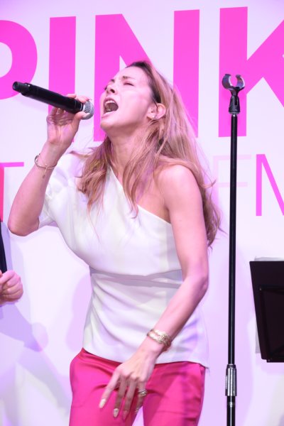 「メゾンランコム」のスペシャルライブで熱唱する土屋アンナ