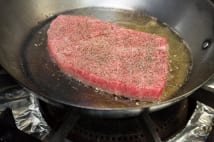 家庭でプロの味を再現　肉博士が教えるステーキを焼く鍵は脂