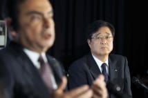 日産・ゴーン社長の熱弁に耳を傾ける三菱自・益子会長