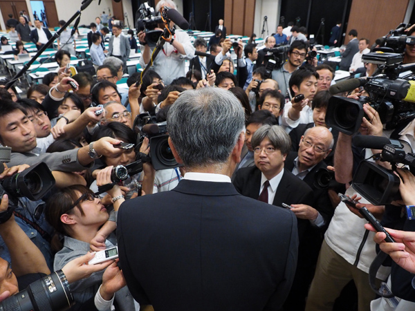 井阪新体制の方針に記者から多くの質問が飛ぶ