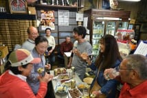 鎌倉の古刹に負けぬ風情で材木座に佇む瓦葺き屋根の角打ち