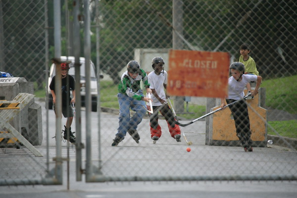 キャンプ・フォスターでローラーホッケーに興じる米兵の子供たち