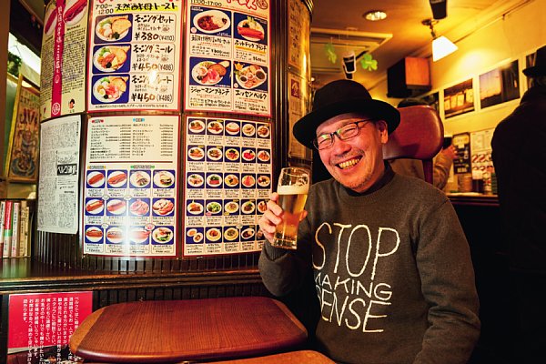 新宿『BERG』でビールを飲む久住昌之氏