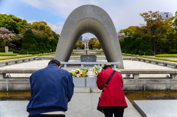原爆死没者慰霊碑で祈る人々（写真:アフロ）
