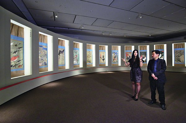 『動植綵絵』30幅が一同に並ぶ展示スペース