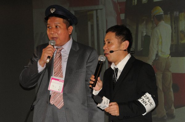 ニコニコ超会議「超鉄道」での岡村隆史さん（右）と向谷実さん