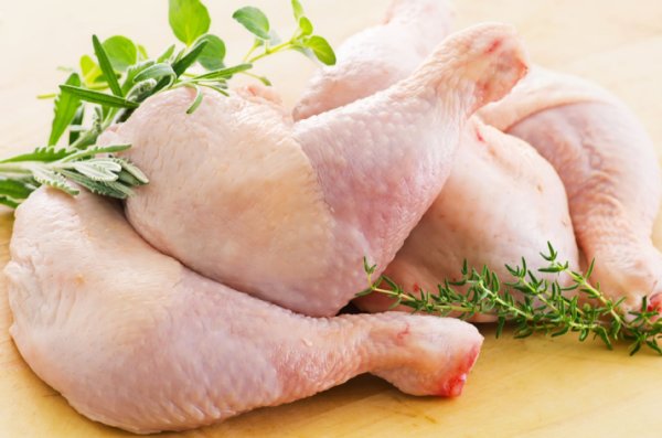 鶏肉の生食にはリスクがある（写真:アフロ）