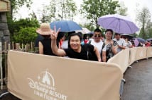 上海ディズニーランドの行列（写真：Imaginechina／アフロ）
