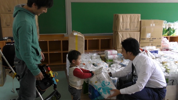 高島市長の呼びかけに答え、多くの市民が物資を持ち込んだ