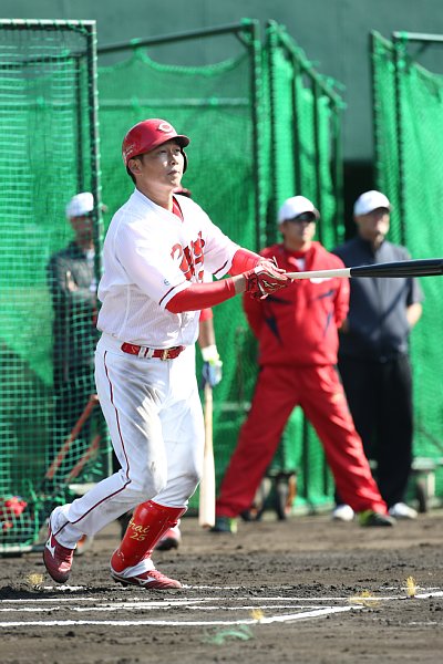 今季2000安打を達成した新井貴浩の勝負強さも光る
