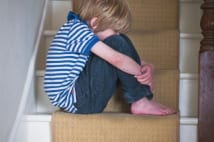 「スマホネグレクト」は子供の愛着障害を引き起こす