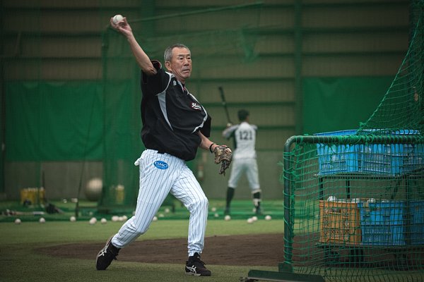 球界最年長・70歳の打撃投手