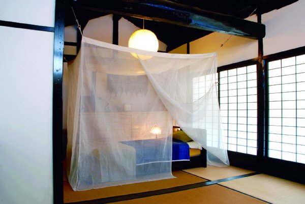 洗える蚊帳「菊紋和蚊帳」（シングルベッド用、7万3440円）