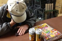 万引き老人に多い挙動 バードハンド、ニコドリ、拝みパック