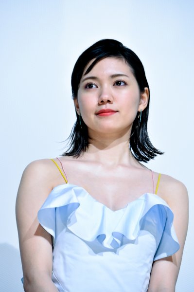 写真 小泉今日子と親子役共演 二階堂ふみの美しいドレス姿 Newsポストセブン
