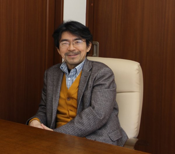 「スマホネグレクト」は愛着障害を生むと語る、医学博士の岡田尊司さん