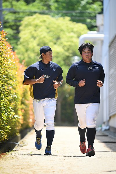 ペースの落ちていた選手を励ましながら併走する田口監督