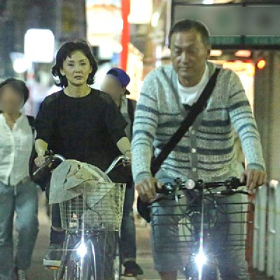 夫婦で自転車デートをする渡辺謙と南果歩
