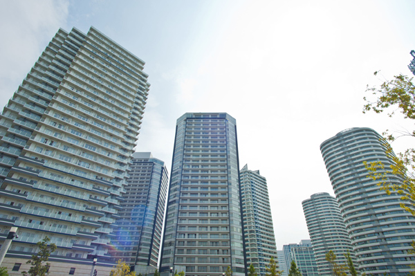 「マンションは広告に頼らずとも売れる」と榊氏（写真：アフロ）