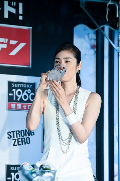 「－196℃ ストロングゼロ」を飲む天海祐希