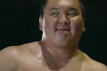 稀勢の里人気で白鵬のモンゴル籍年寄認める見込み減る