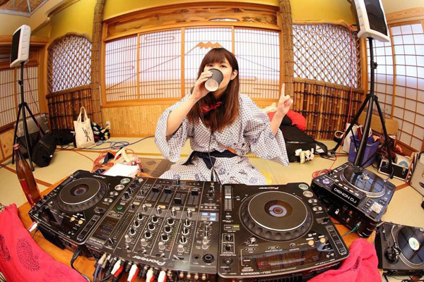 温泉での音楽イベントでDJをつとめるNachuさん