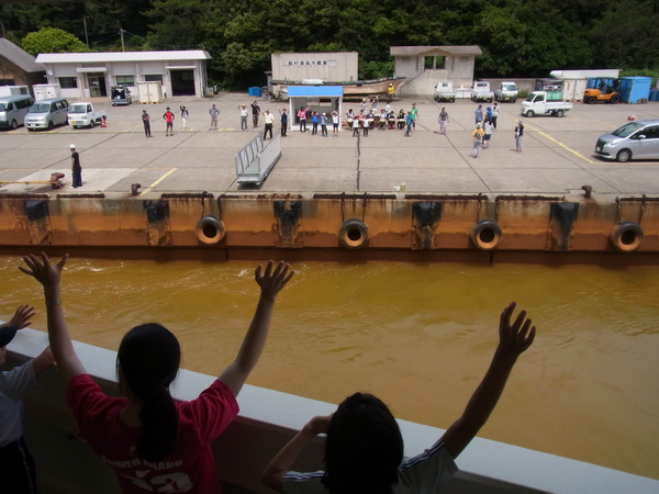 硫黄島からのフェリー出港。盛大な見送りを経験できる