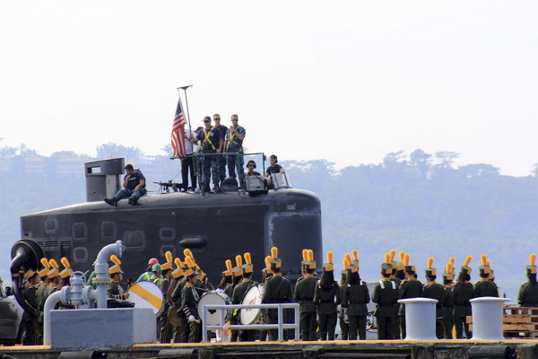 米軍の原子力潜水艦到着を歓迎するセレモニー（2016年1月） AP/AFLO