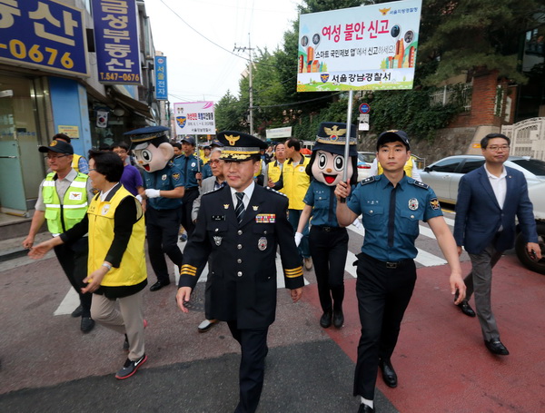 新制服でパトロールする韓国警察　YONHAP NEWS/AFLO