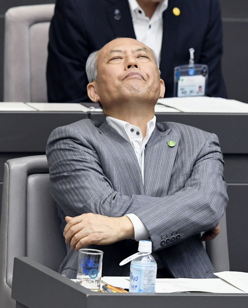 舛添氏はカネで辞任に追い込まれた　共同通信社