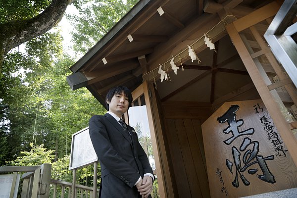 東京・将棋会館前にある鳩森八幡神社「将棋堂」の前で