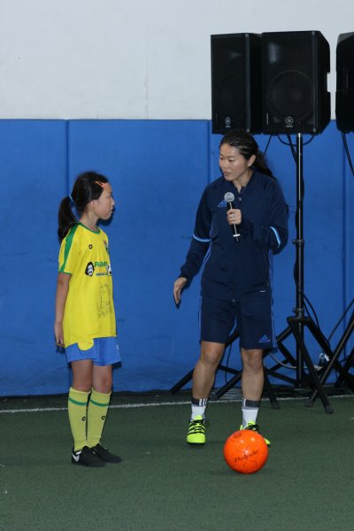 小学生にシュート指導をする澤穂希さん