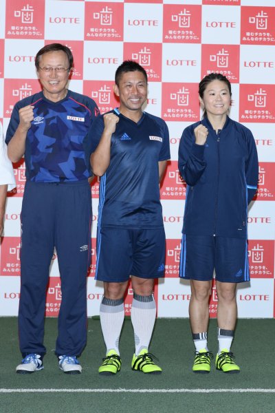 澤穂希さん、前園真聖さん、釜本邦茂さんのスリーショット