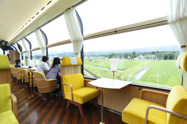 開放的な空間とフレンチお重が堪能できる『雪月花』