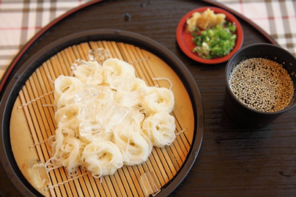 そうめんの食べ方いろいろ（写真:アフロ）