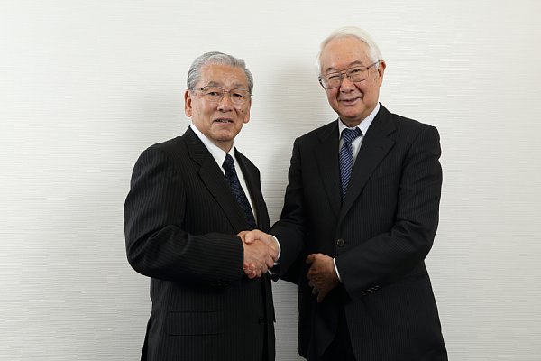 武田家当主・武田邦信氏（左）と上杉家当主・上杉邦憲氏