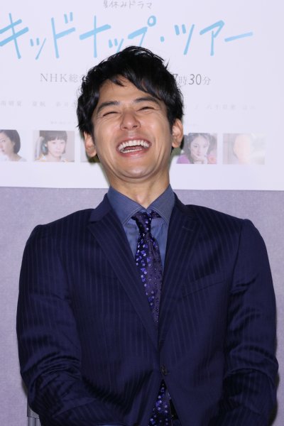 大爆笑する妻夫木聡