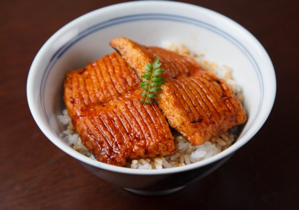 魚のすり身から作った「なんちゃって鰻丼」。なかなか面白い味