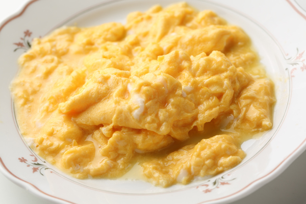 油やバターを使うのが「スクランブルエッグ」