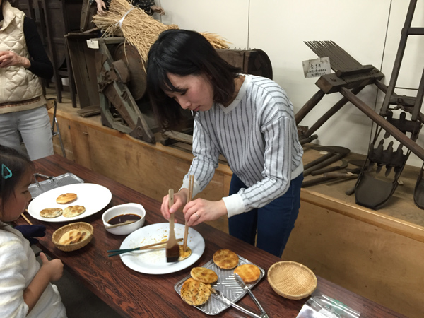 せんべい焼き体験ができる「まるそう一福」