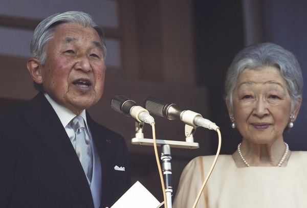 常に国民に寄り添われる両陛下。新年の一般参賀にて　AP/AFLO