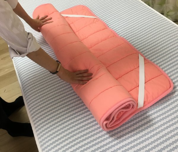 使わない敷きパッドを丸めて抱き枕に