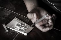 中国の薬物依存症患者234万人　警官は賄賂で見逃しも