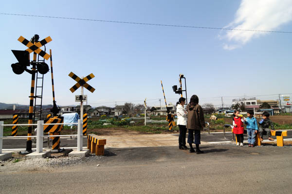 埼玉県日高市では線路跡が踏切もそのままに遊歩道に