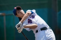 プロ顔負けスイングのJK神ノッカー 自宅でも素振り欠かさず